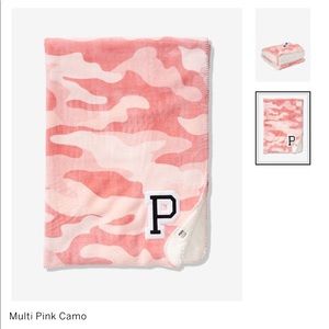 💕NWT PINK Sherpa camo blanket